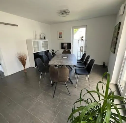 Modernes In Semesterbostad *